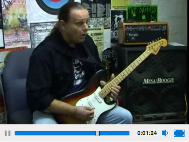 Walter Trout on string bending and vibrato Walter uses extensive string bending as a warm-up before shows